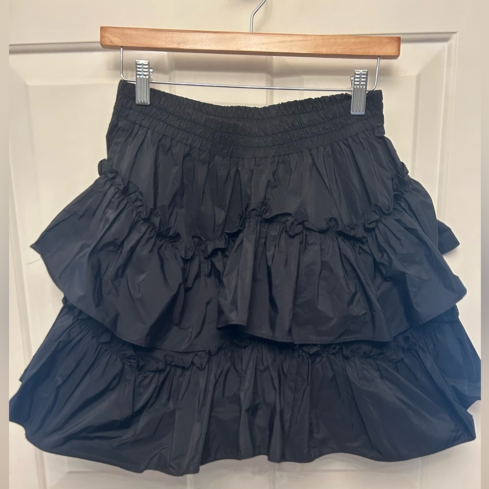 Topshop 2 tier taffeta black miniskirt. Size 6. Really cute and clean!